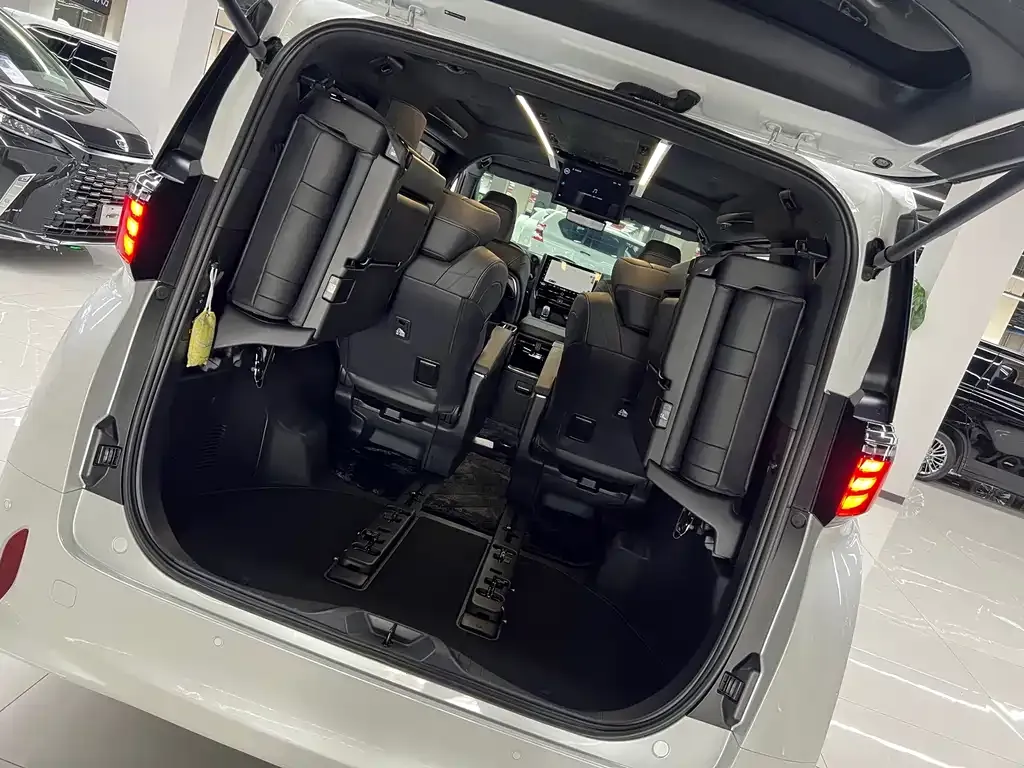 Toyota Alphard — фото 9
