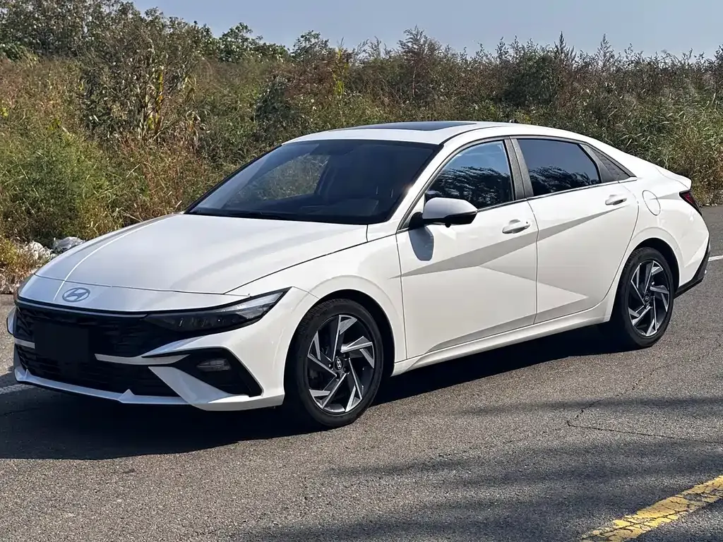 Hyundai Elantra — фото 1