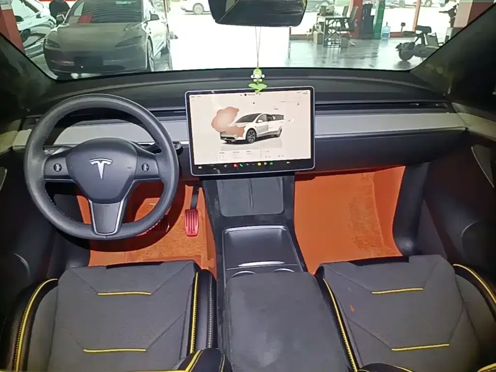 Tesla Model Y — фото 10