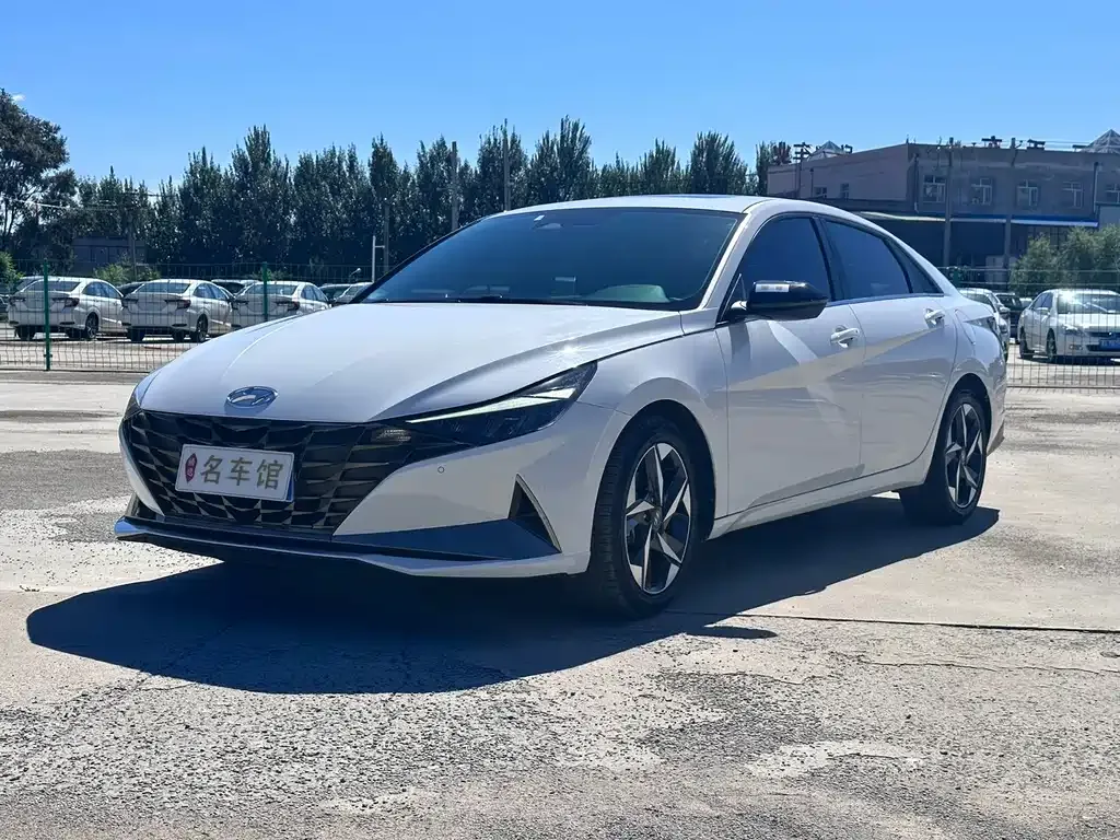 Hyundai Elantra — фото 1