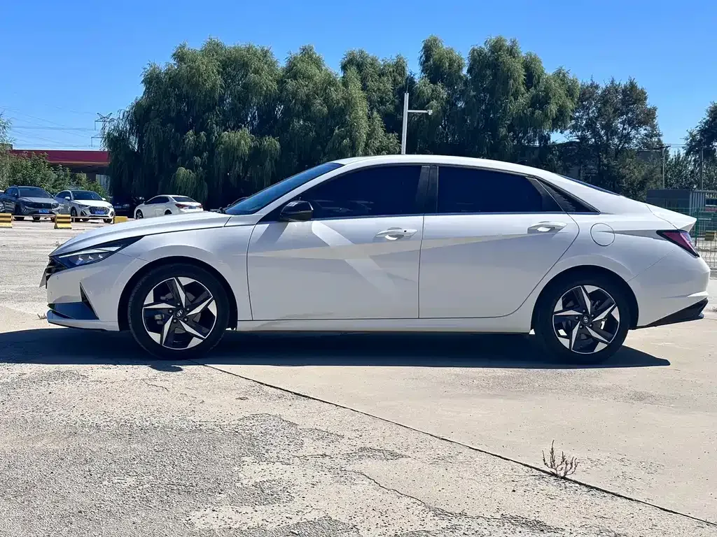 Hyundai Elantra — фото 10