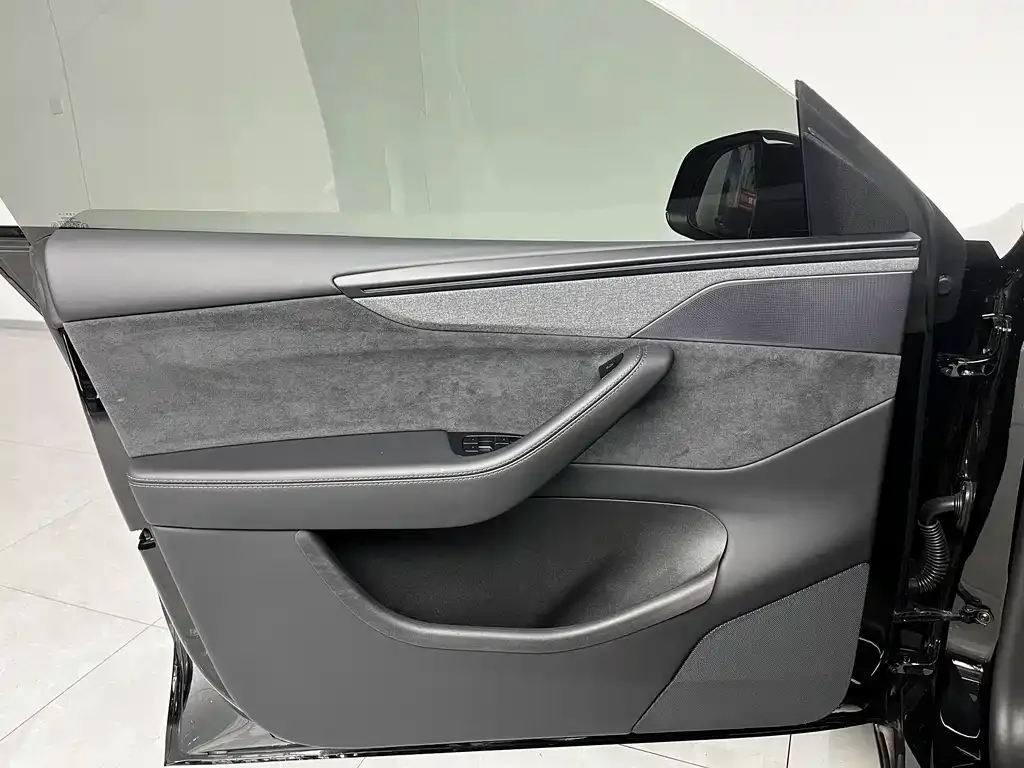 Tesla Model Y L — фото 6