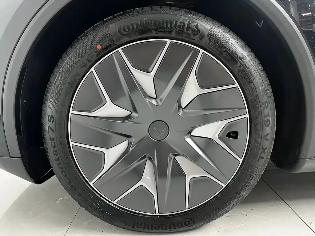 Tesla Model Y L — фото 8