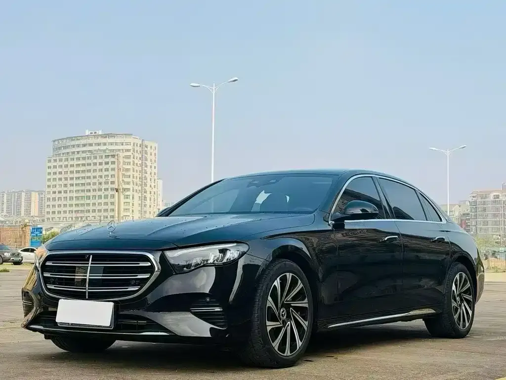 Mercedes-Benz E-Class — фото 1