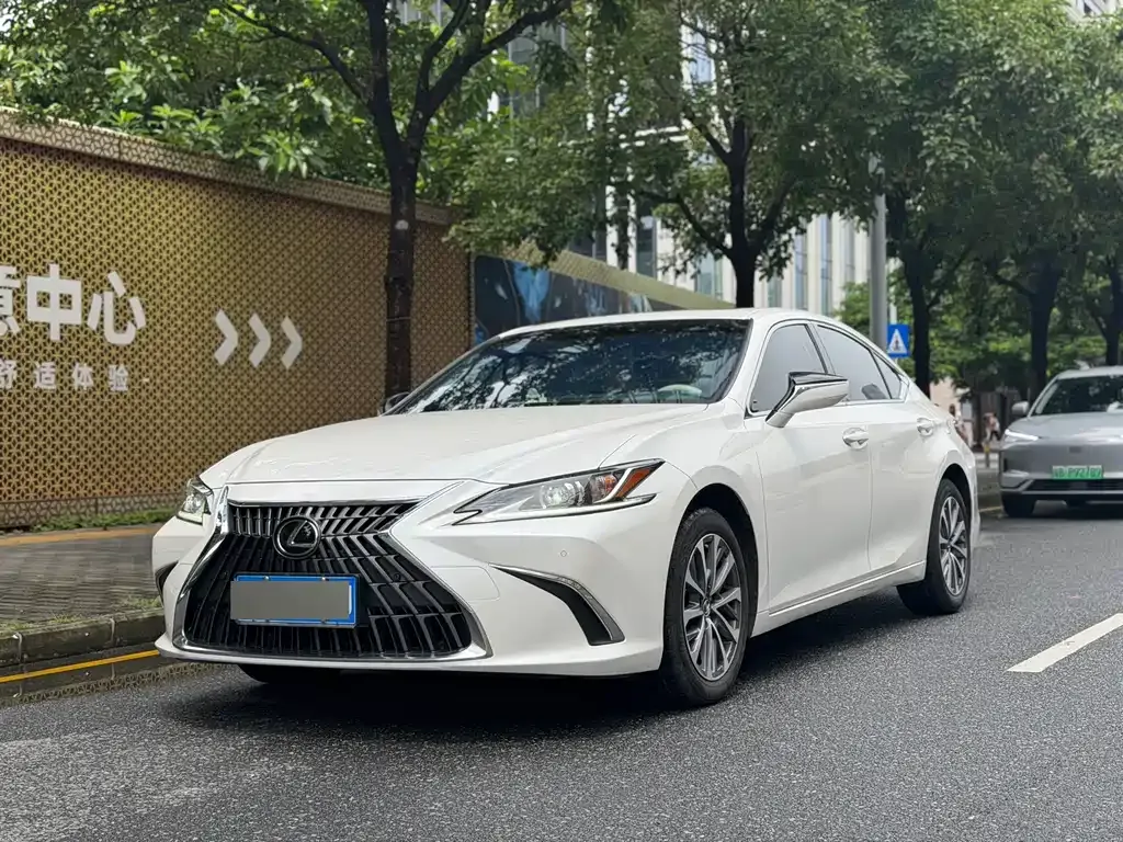 Lexus ES — фото 1