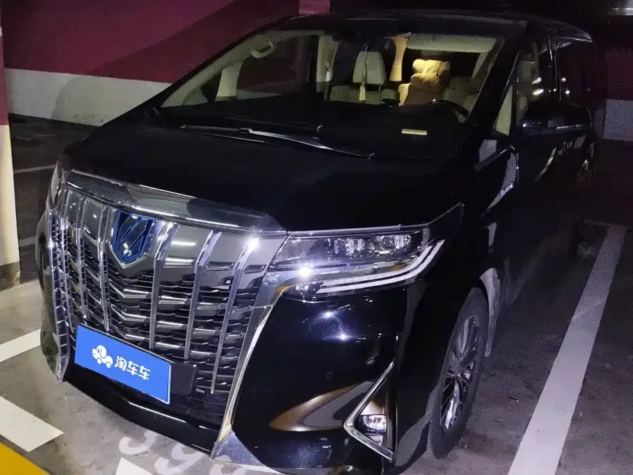 Toyota Alphard — фото 1