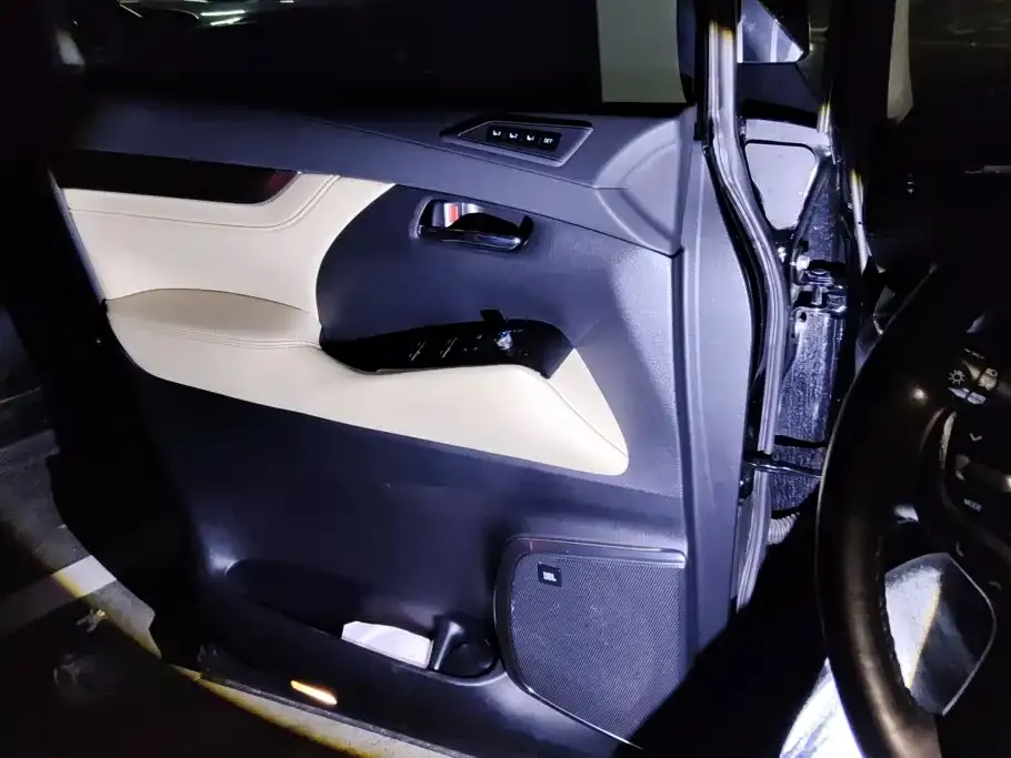 Toyota Alphard — фото 8