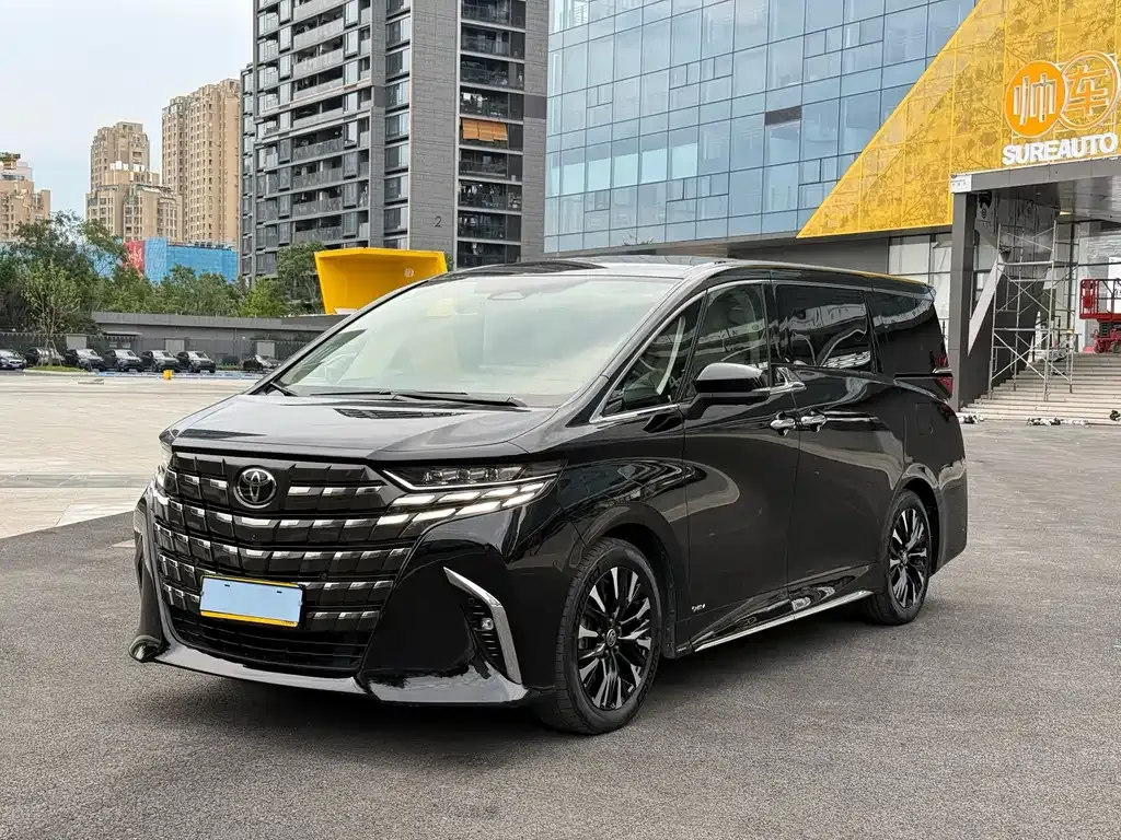Toyota Alphard — фото 1