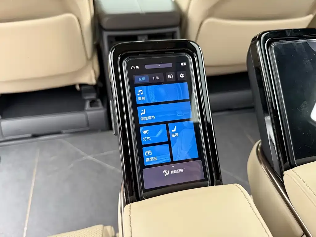 Toyota Alphard — фото 7