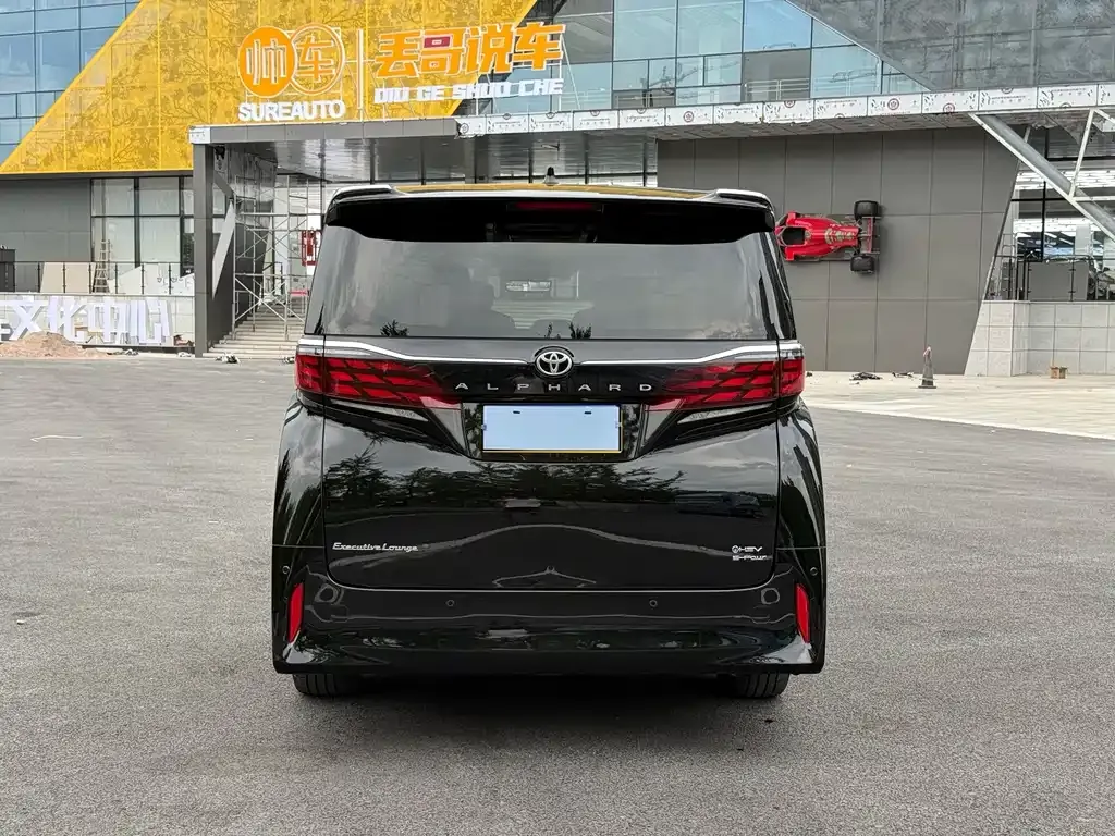 Toyota Alphard — фото 8