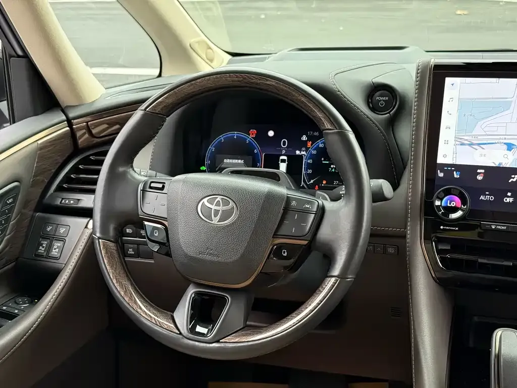 Toyota Alphard — фото 9