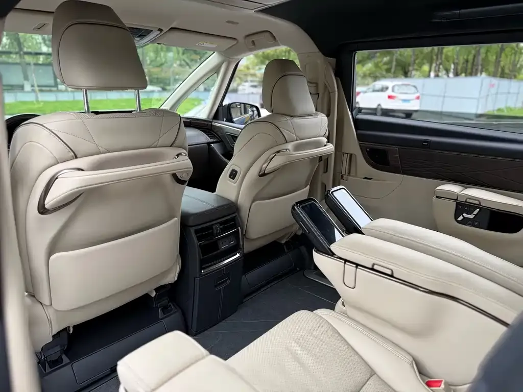 Toyota Alphard — фото 5