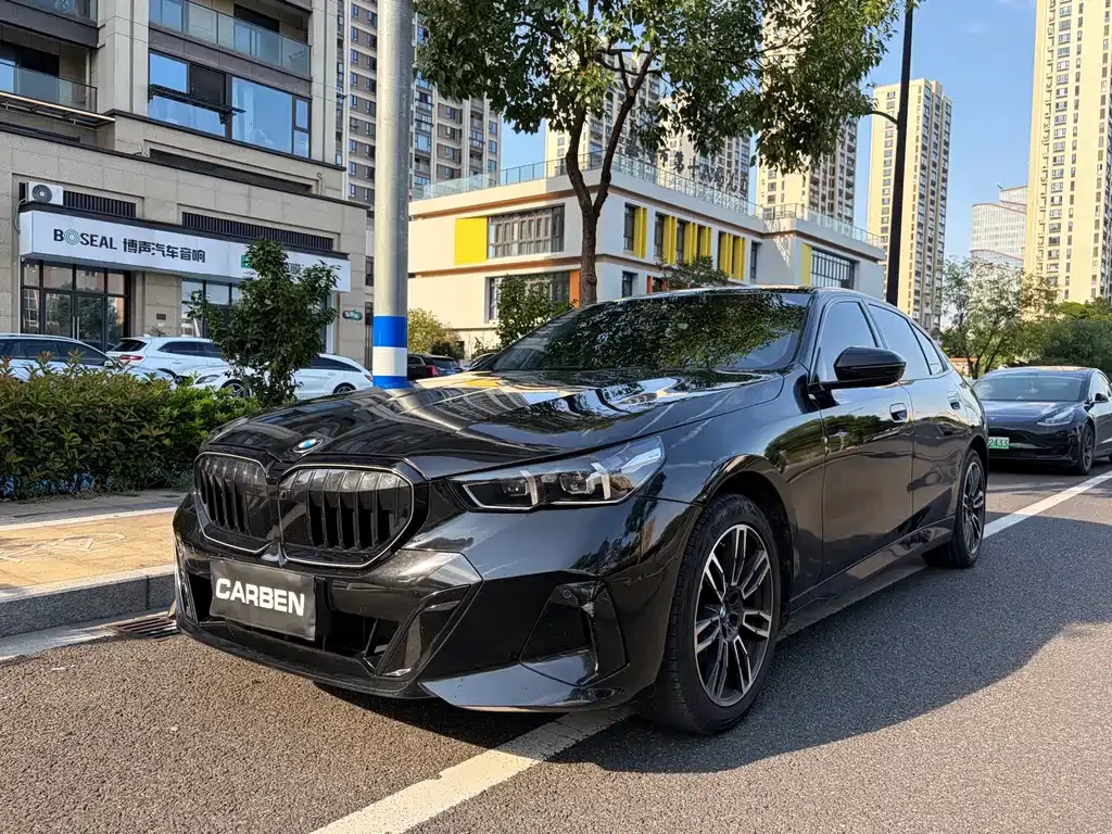BMW 5 Series — фото 1