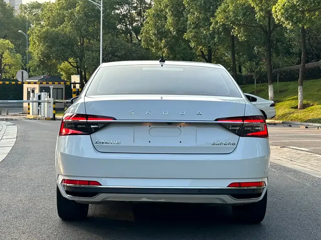Skoda Superb — фото 8