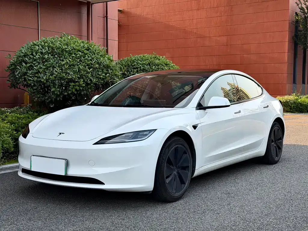 Tesla Model 3 — фото 1