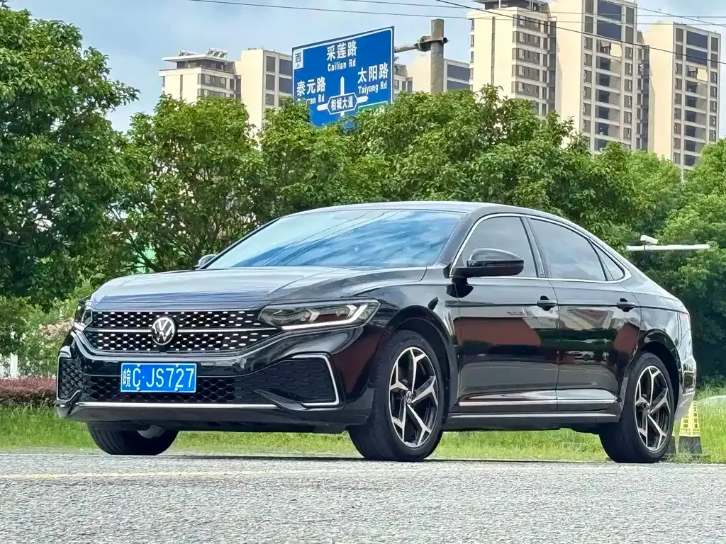 Volkswagen Passat — фото 1