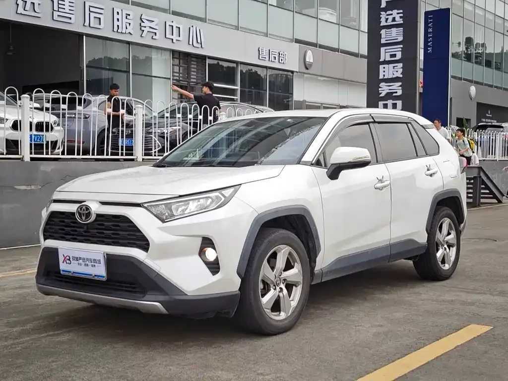 Toyota RAV4 — фото 1