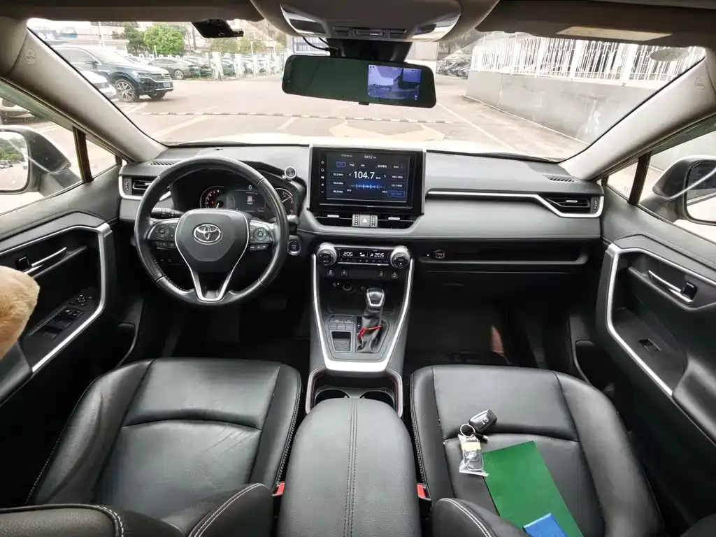 Toyota RAV4 — фото 6