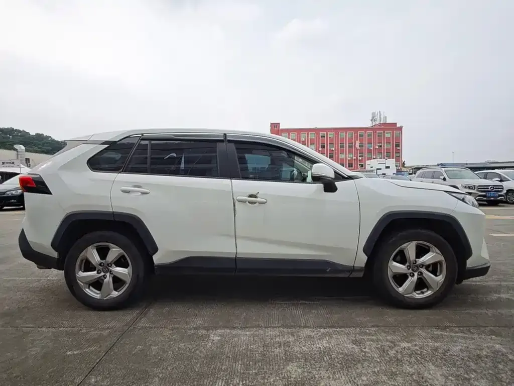 Toyota RAV4 — фото 2