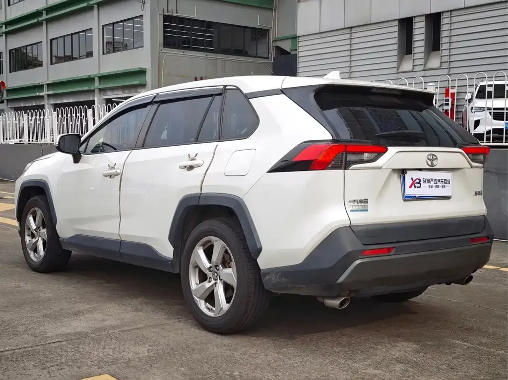 Toyota RAV4 — фото 3