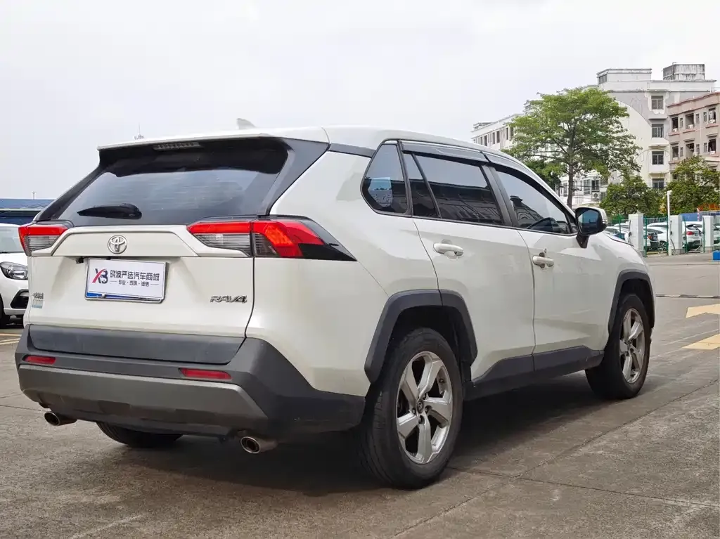 Toyota RAV4 — фото 9