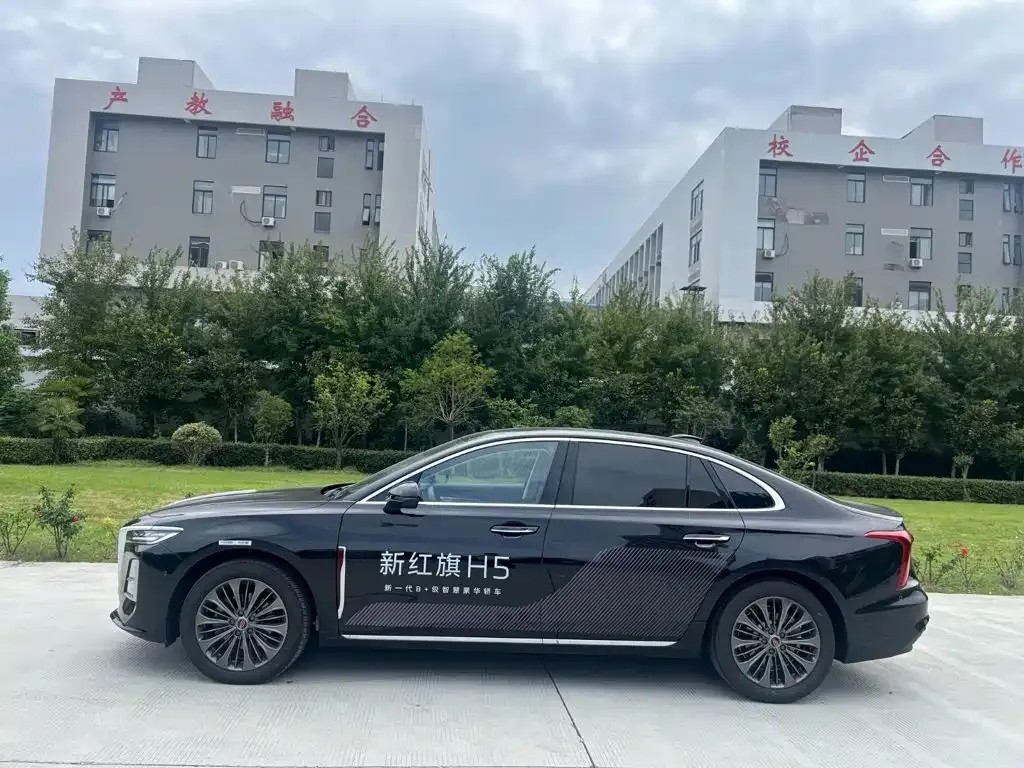 Hongqi H5 — фото 4
