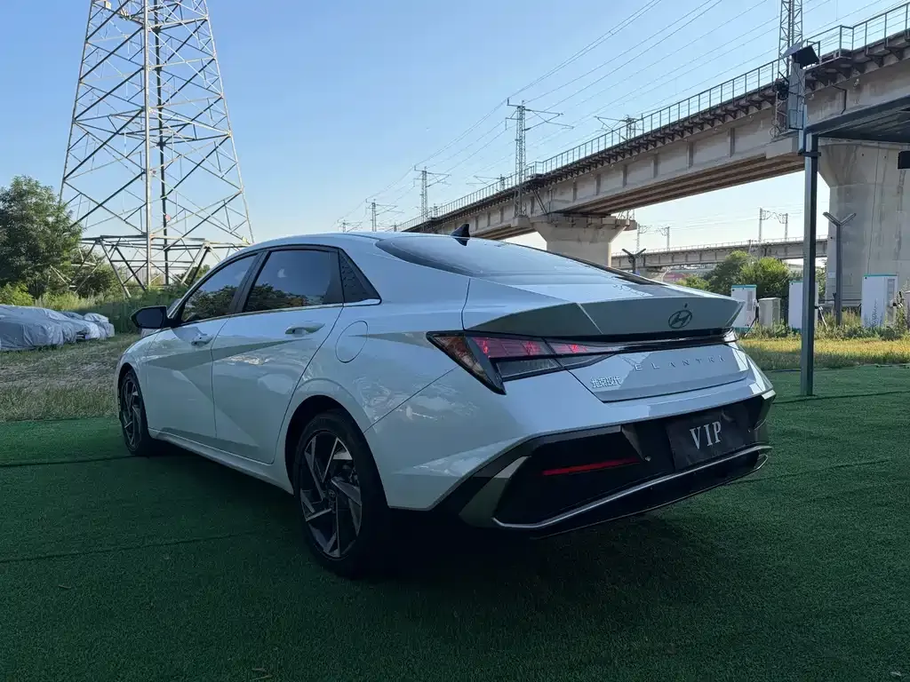 Hyundai Elantra — фото 10