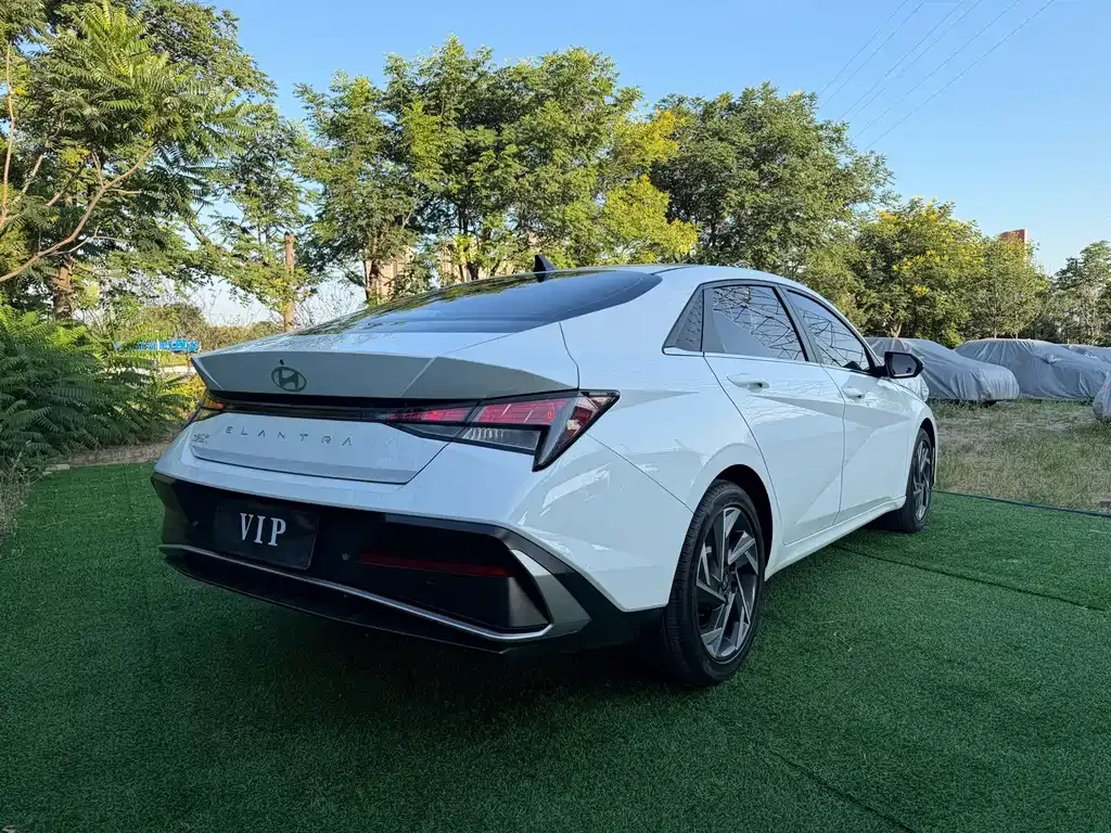 Hyundai Elantra — фото 5