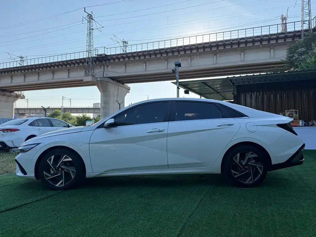 Hyundai Elantra — фото 4