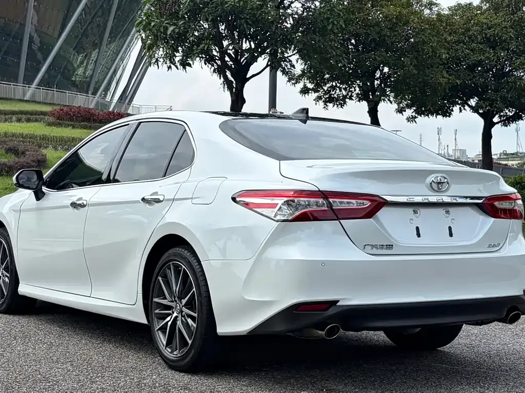 Toyota Camry — фото 9
