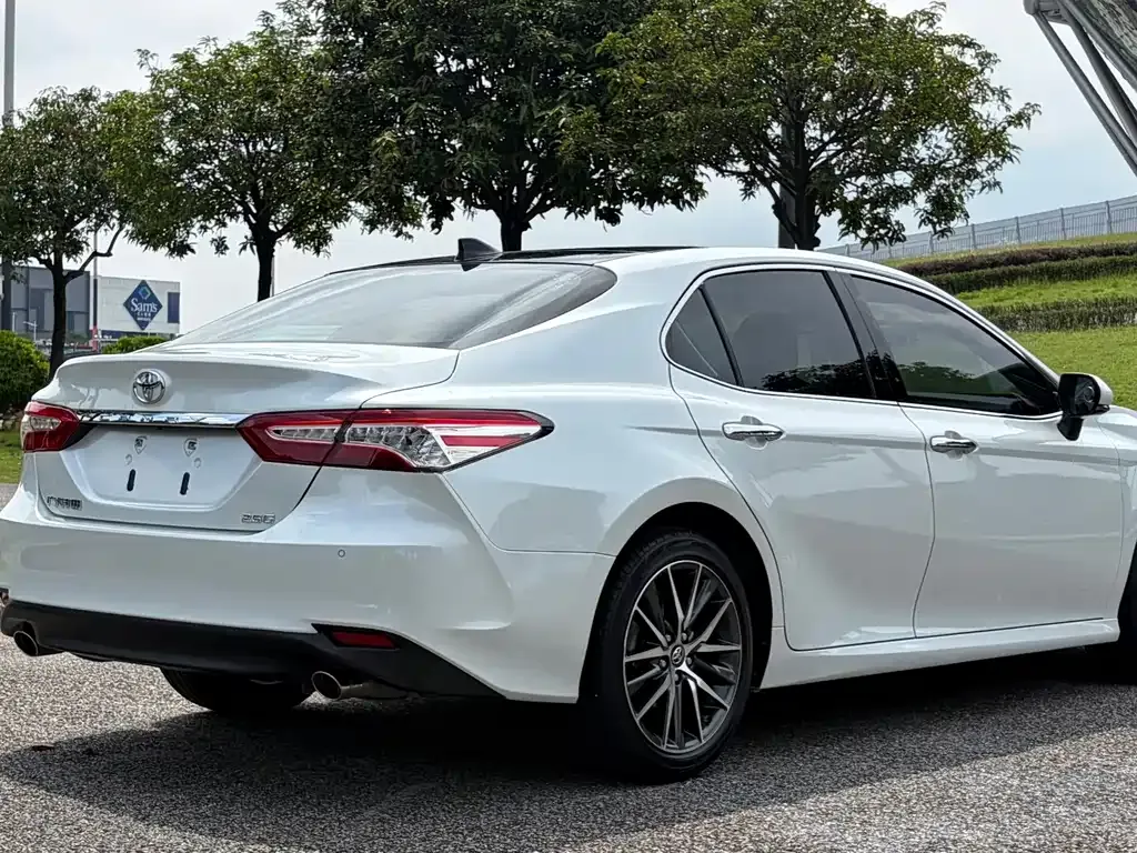 Toyota Camry — фото 8