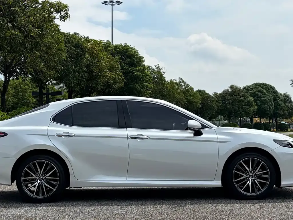 Toyota Camry — фото 3