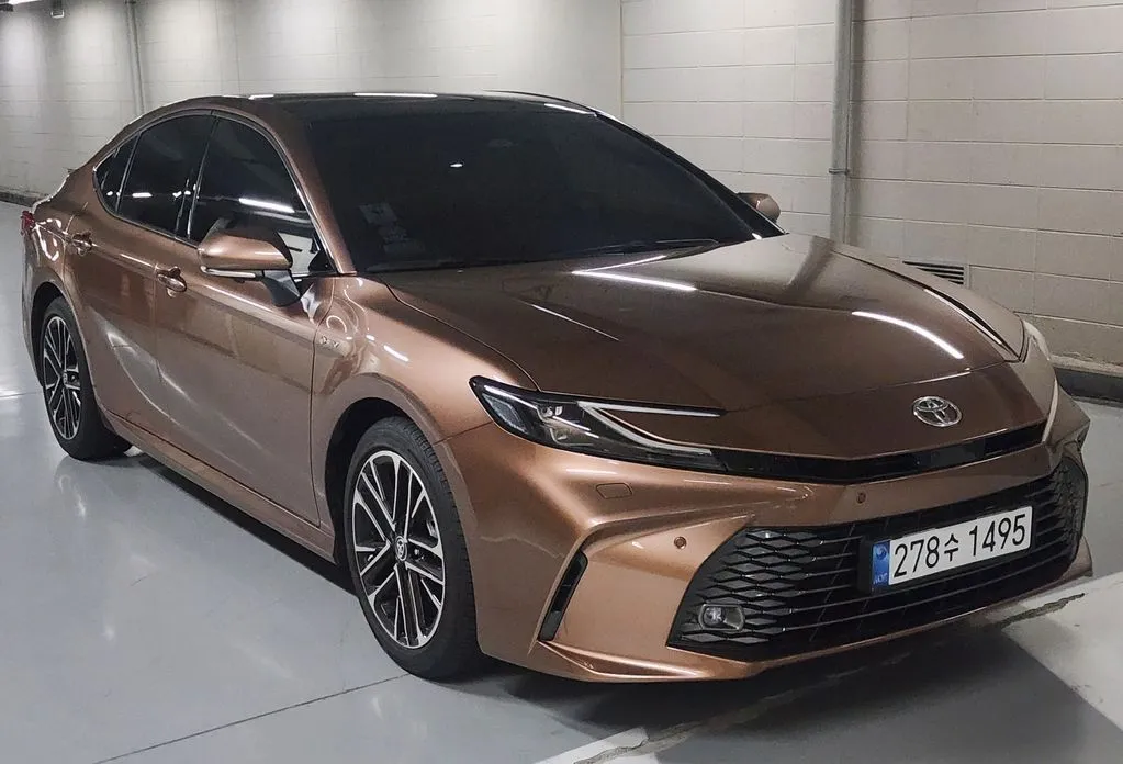 Toyota Camry — фото 1
