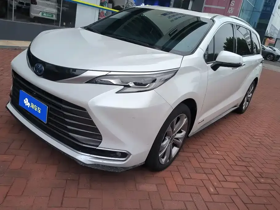 Toyota Sienna — фото 1