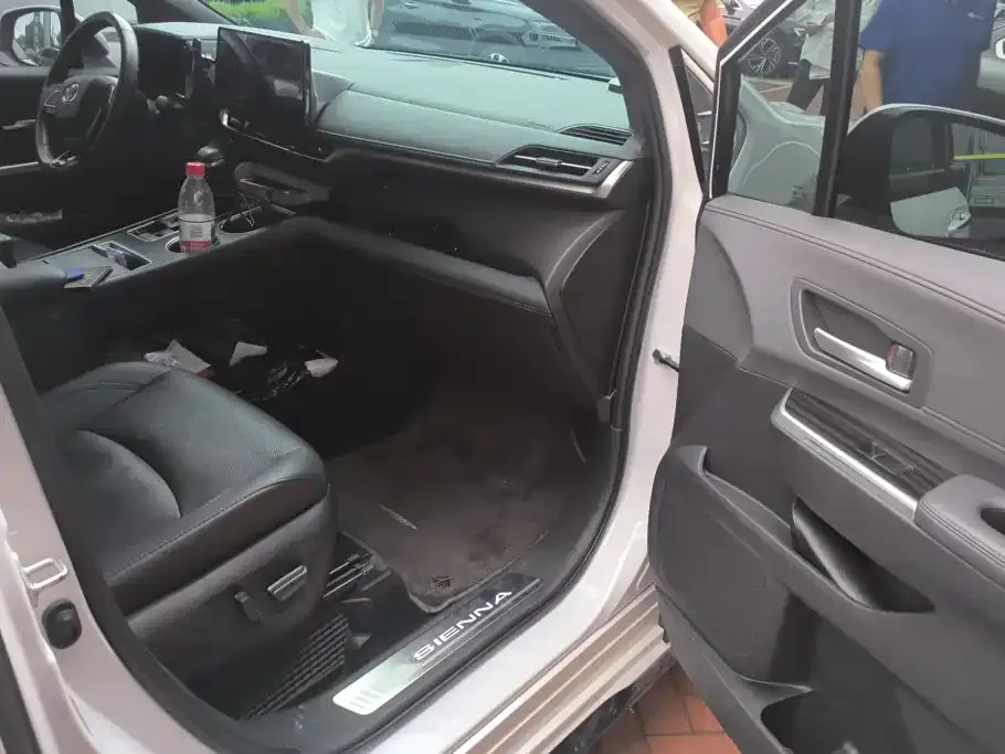 Toyota Sienna — фото 2