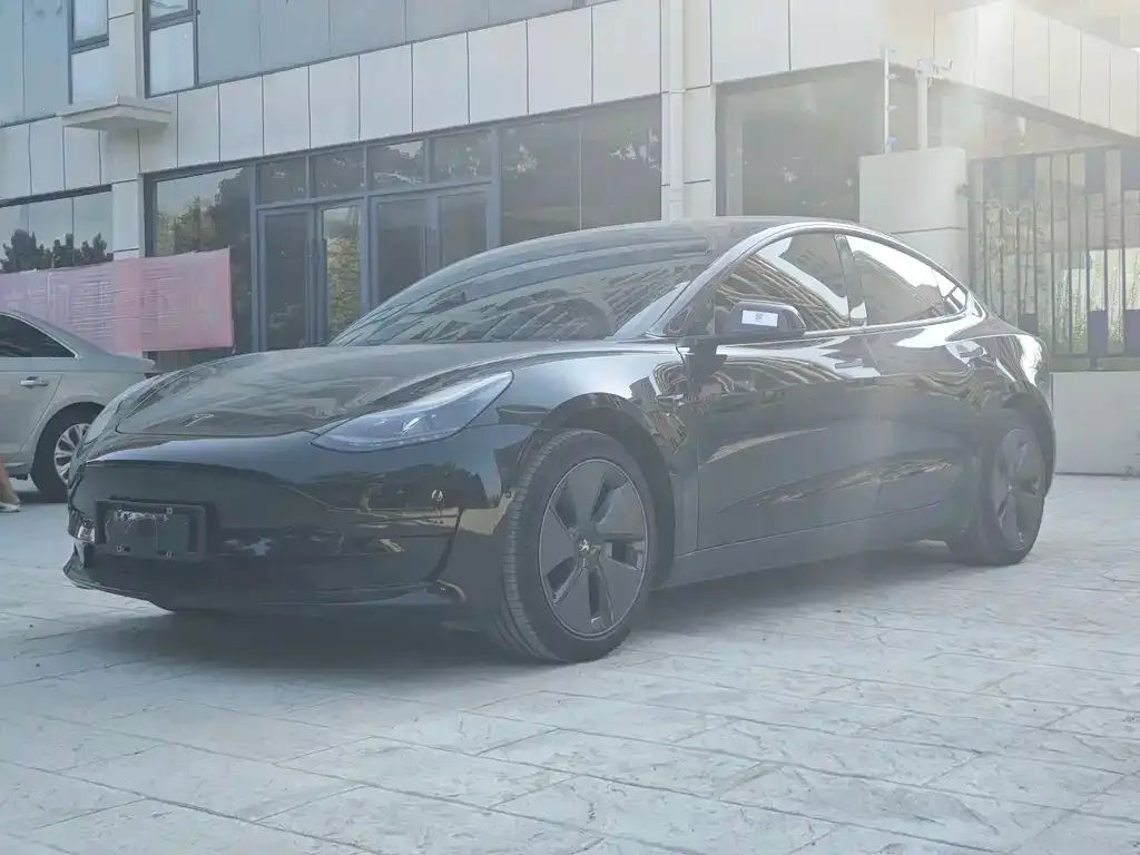 Tesla Model 3 — фото 1