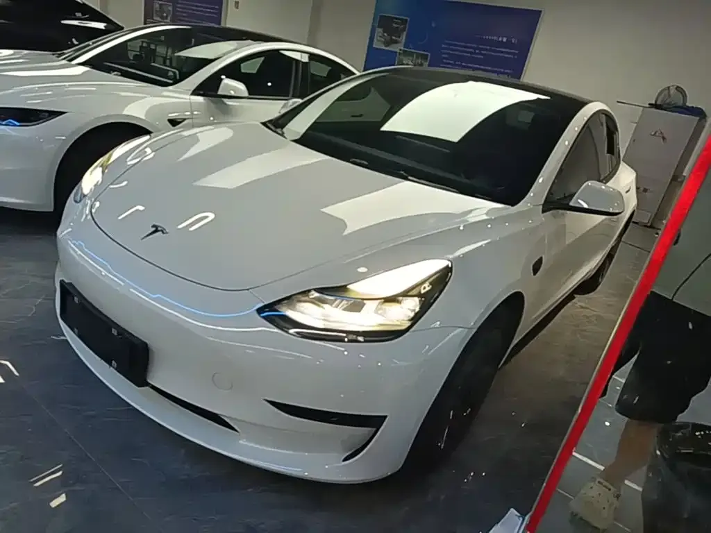 Tesla Model 3 — фото 1