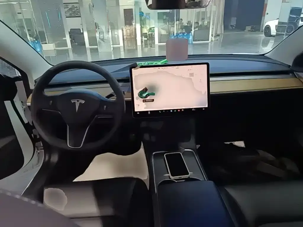 Tesla Model 3 — фото 8