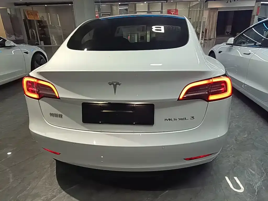 Tesla Model 3 — фото 5