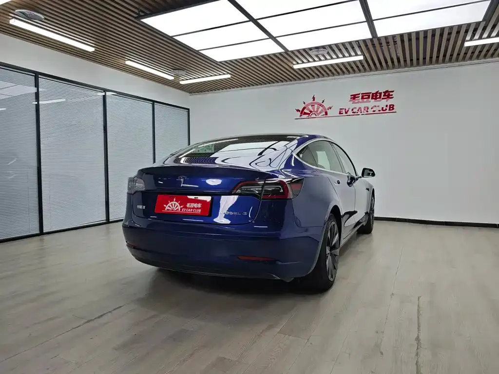Tesla Model 3 — фото 10