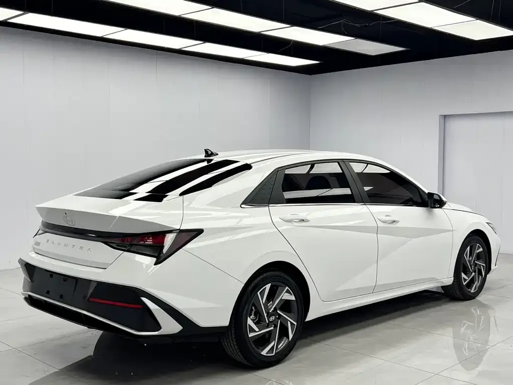 Hyundai Elantra — фото 4