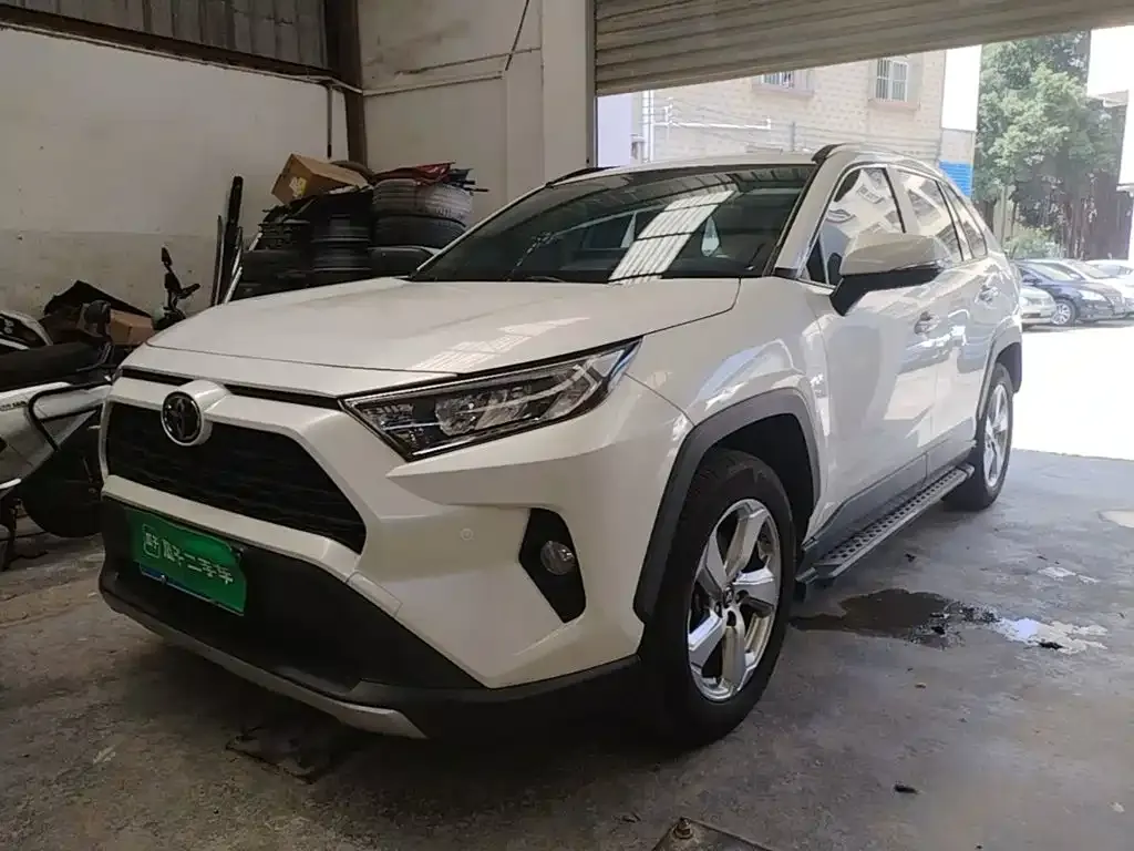 Toyota RAV4 — фото 1