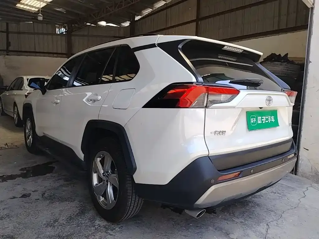 Toyota RAV4 — фото 10