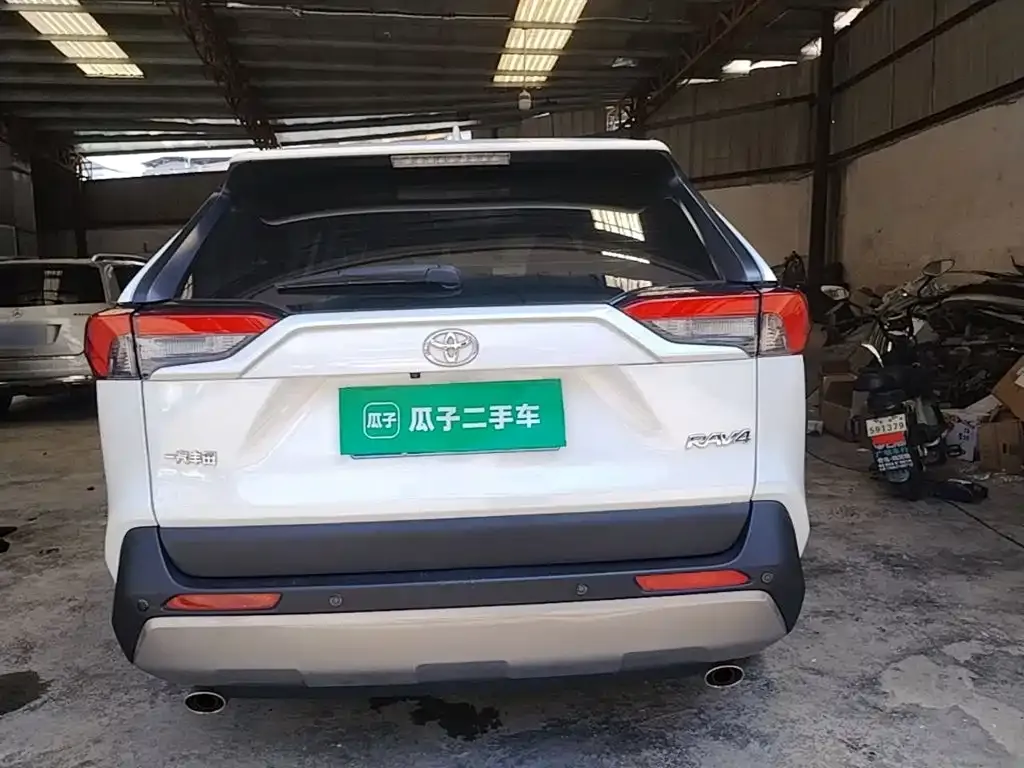 Toyota RAV4 — фото 5