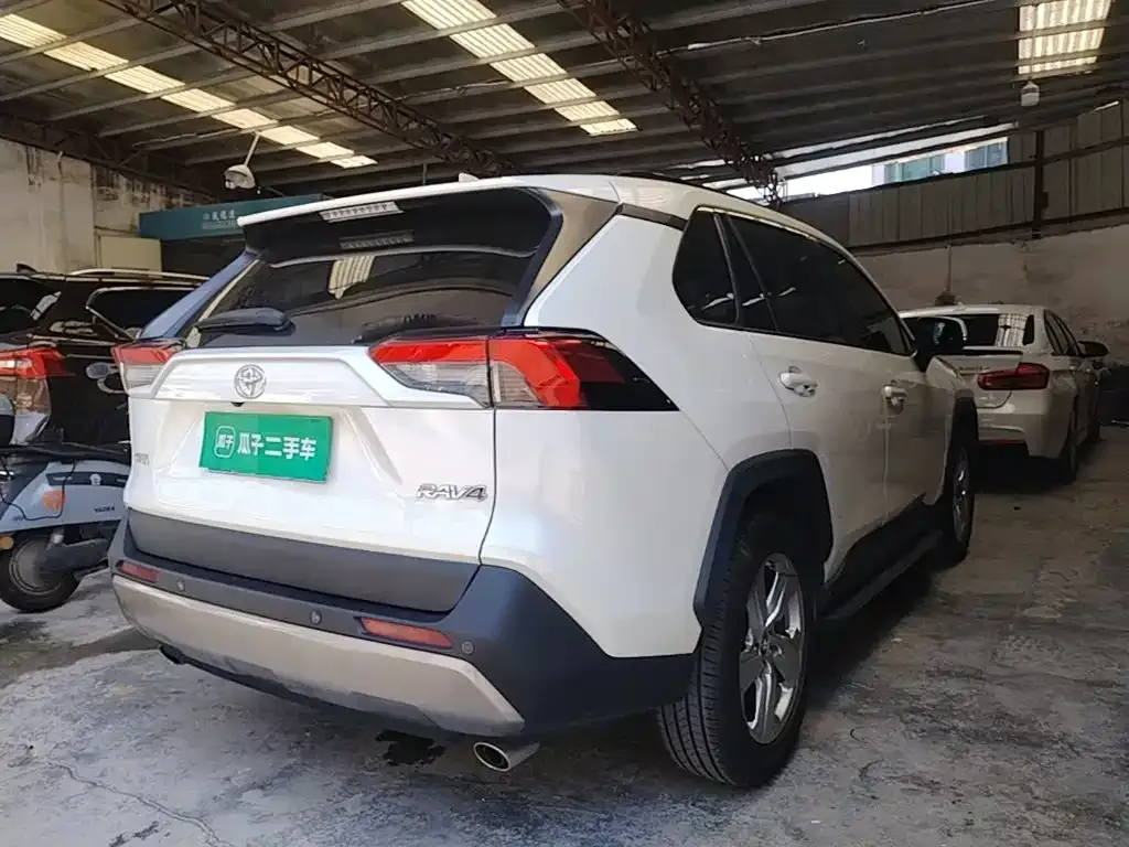 Toyota RAV4 — фото 9