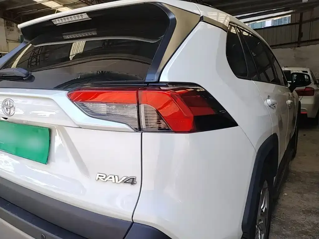 Toyota RAV4 — фото 2