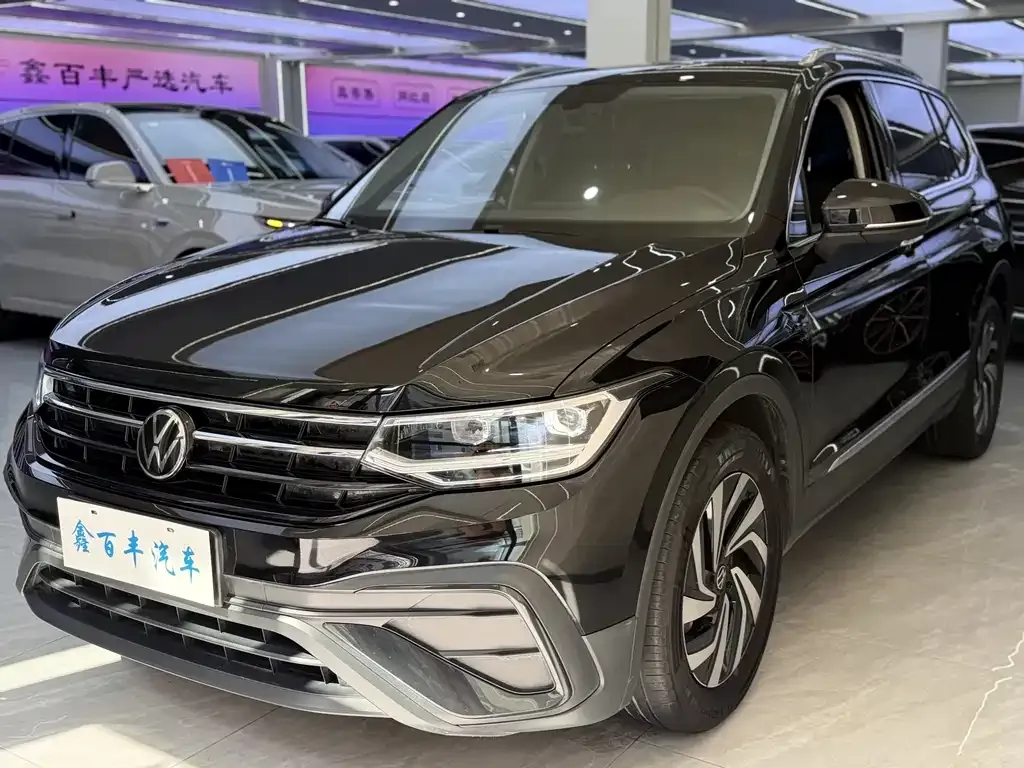 Volkswagen Tiguan L — фото 1
