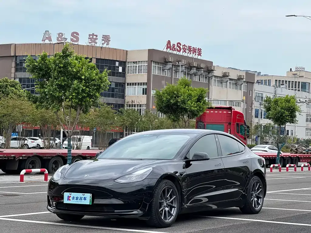 Tesla Model 3 — фото 1