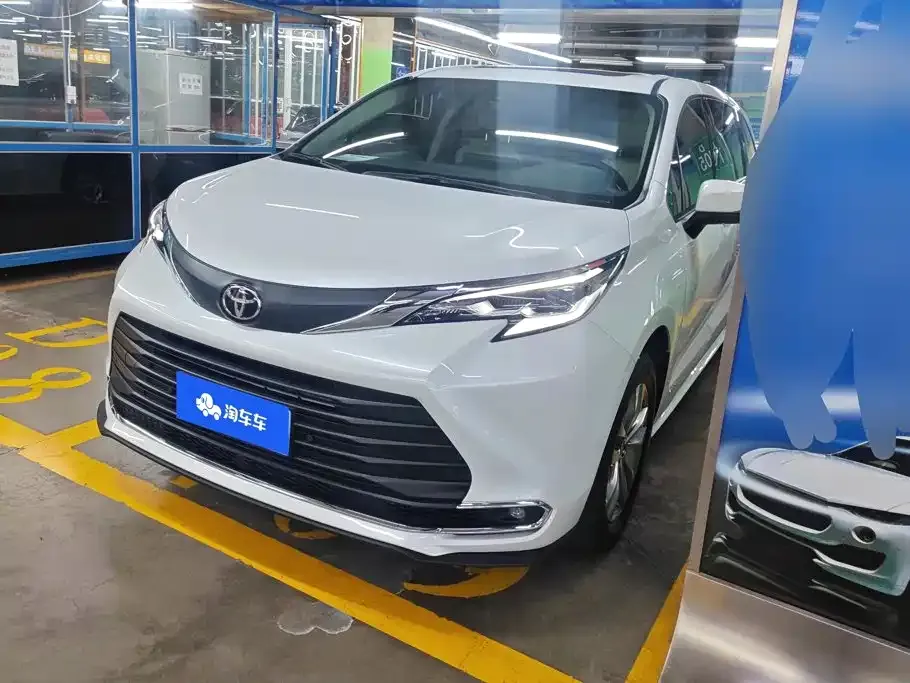 Toyota Sienna — фото 1