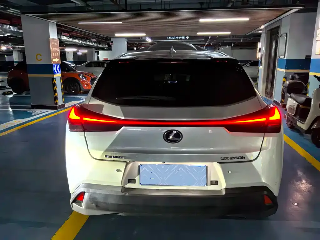 Lexus UX — фото 3